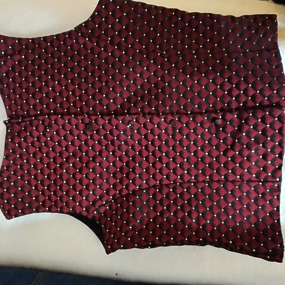 Chic Quilted Vest in Burgundy and Black - Picture 2 of 6